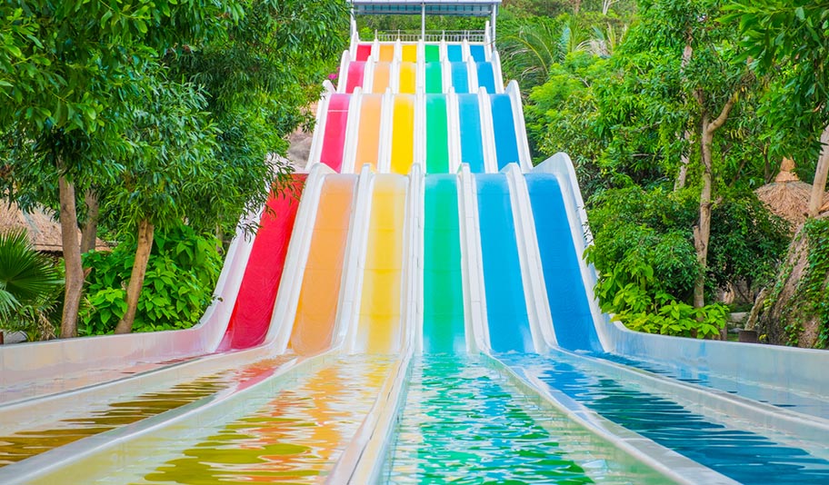 Wasserrutsche Vietnam farbig Spass Kinder
